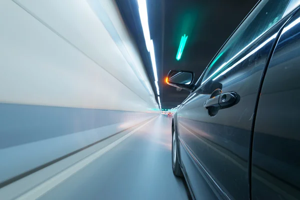 Автомобиль движется быстро в туннеле — стоковое фото