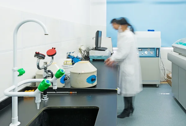 Pesquisadores que trabalham em laboratório de química — Fotografia de Stock