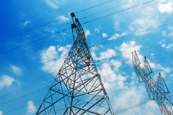 Metal yüksek gerilim kuleleri