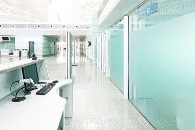 Şangay 'daki havaalanının içinde.