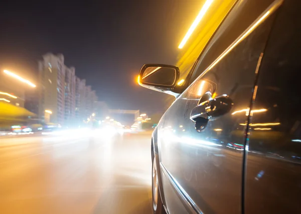 Auto na silnici v noci — Stock fotografie