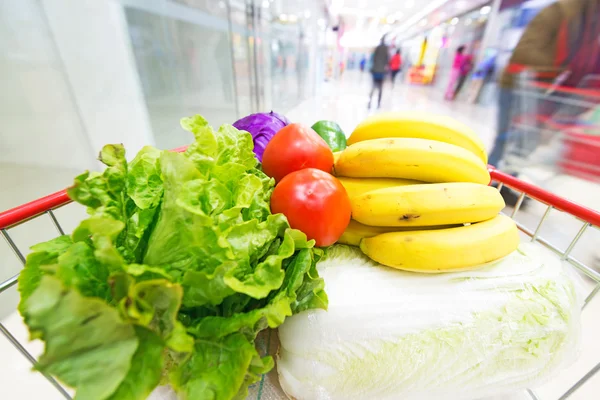 Carrito de compras con frutas y verduras — Foto de Stock