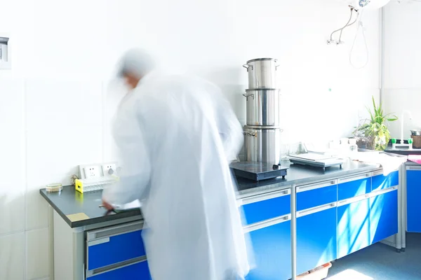 Investigador trabajando en laboratorio de química —  Fotos de Stock