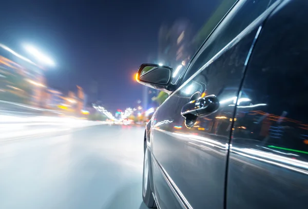 Auto op weg bij nacht — Stockfoto