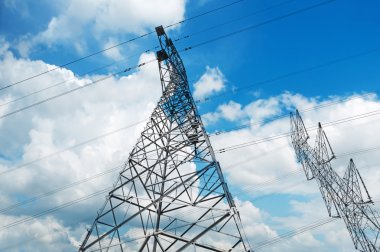 Metal yüksek gerilim kuleleri