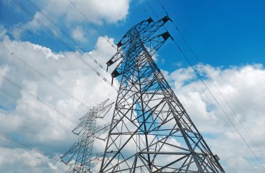 Metal yüksek gerilim kuleleri