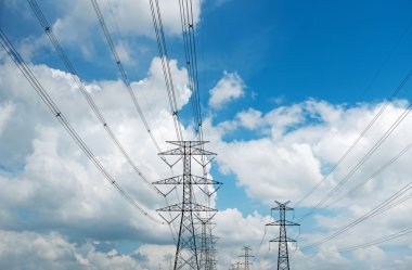 Metal yüksek gerilim kuleleri