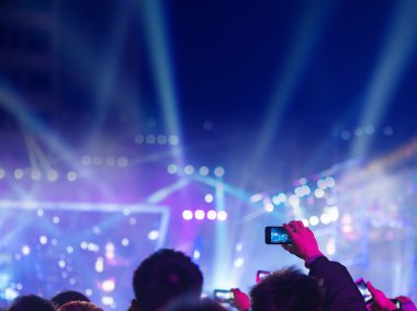 Konserdeki seyirci siluetleri