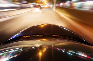 Gece yolda araba