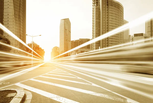 Senderos de luz sobre los edificios de fondo — Foto de Stock