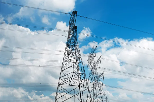 Hochspannungsmasten aus Metall — Stockfoto