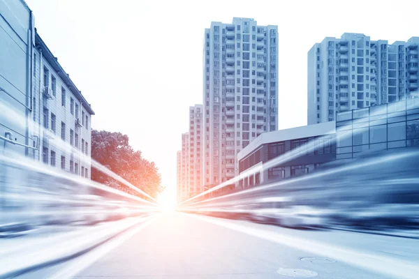 Senderos de luz sobre los edificios de fondo — Foto de Stock