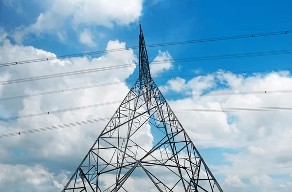 Hochspannungsmast aus Metall — Stockfoto