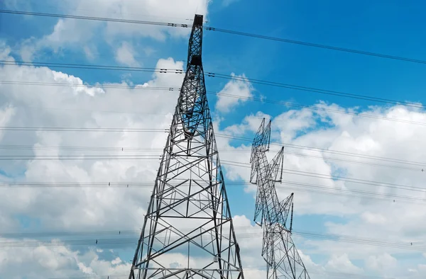 Torres de metal de alto voltaje — Foto de Stock