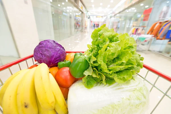 Meyve ve sebzeli alışveriş arabası. — Stok fotoğraf