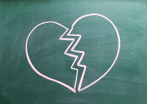 Brustet hjärta på blackboard — Stockfoto