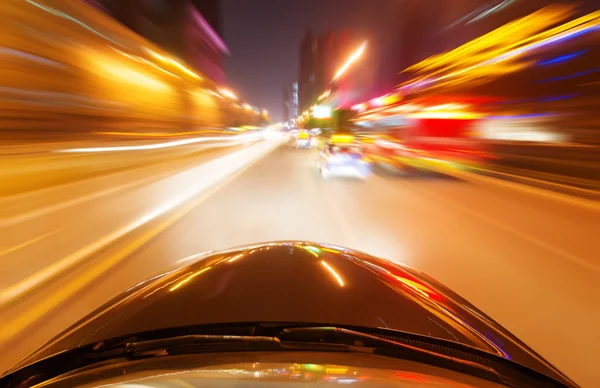 Carro na estrada à noite — Fotografia de Stock