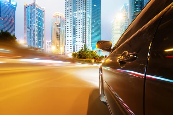 Coche de conducción a través de la ciudad —  Fotos de Stock