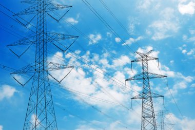 Metal yüksek gerilim kuleleri