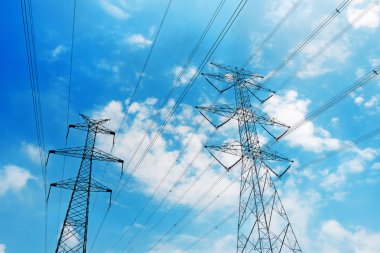 Metal yüksek gerilim kuleleri