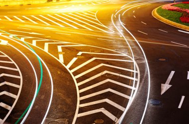 Bina arka plan üzerinde ışık yollar