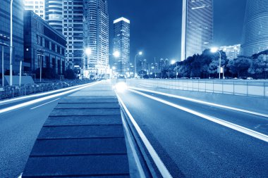 Bina arka plan üzerinde ışık yollar