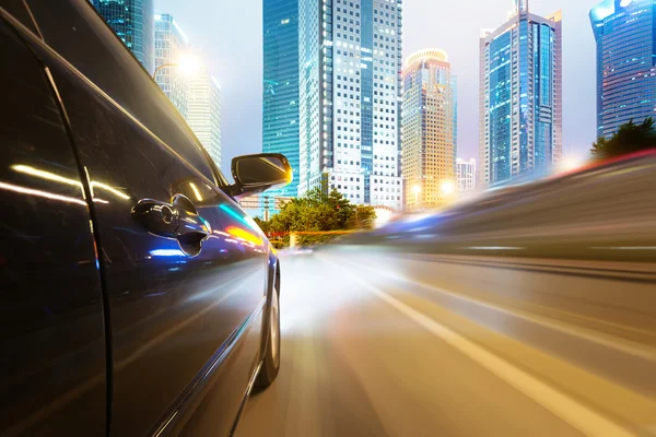 Carro dirigindo pela cidade — Fotografia de Stock