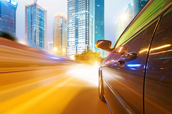 Coche de conducción a través de la ciudad —  Fotos de Stock