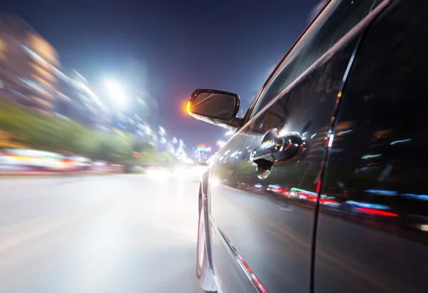 Auto op weg bij nacht — Stockfoto