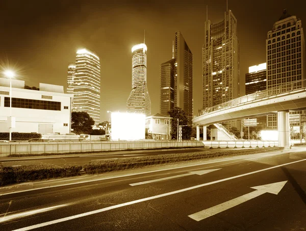 Senderos de luz sobre los edificios de fondo — Foto de Stock