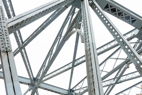 Stützen über der Brücke — Stockfoto