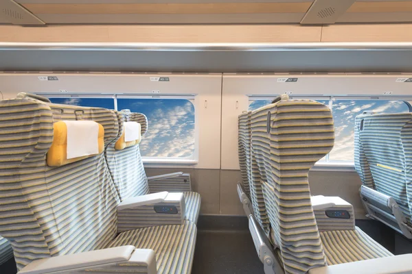 Assentos e janelas vazios para aeronaves. — Fotografia de Stock