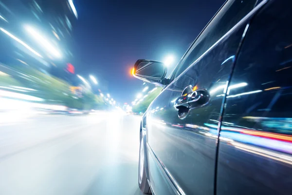 Carro na estrada à noite — Fotografia de Stock