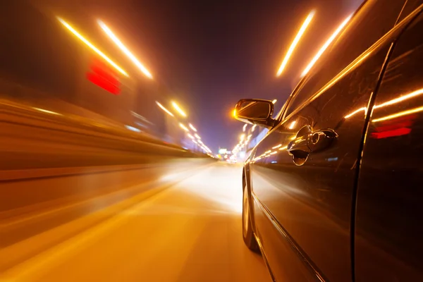 Carro na estrada à noite — Fotografia de Stock