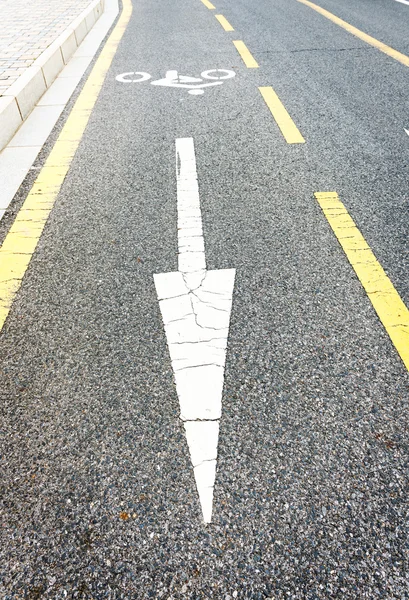 Cykel vägskylt målad på trottoaren — Stockfoto