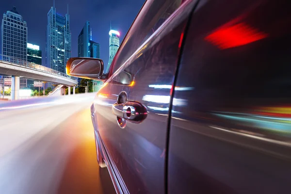 Coche de conducción a través de la ciudad — Foto de Stock