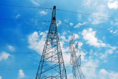 Metal yüksek gerilim kuleleri