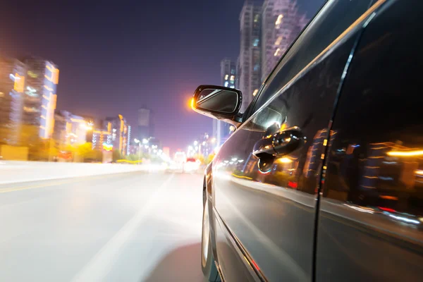 Voiture sur la route la nuit — Photo