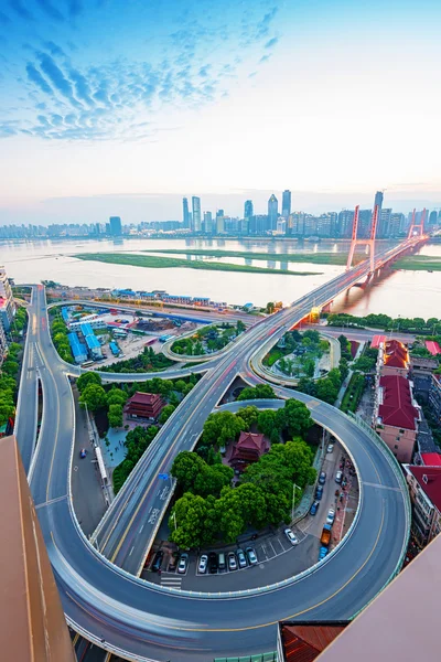 Üzerinde araç hareket bulanıklığı bakan Şanghay yükseltilmiş yol — Stok fotoğraf