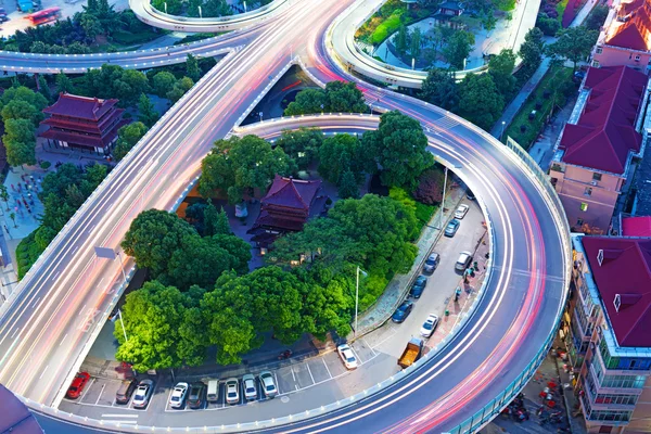 Traffic on junction in city — Stock Photo, Image