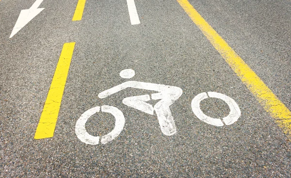 Велосипедная дорожная вывеска, нарисованная на тротуаре — стоковое фото