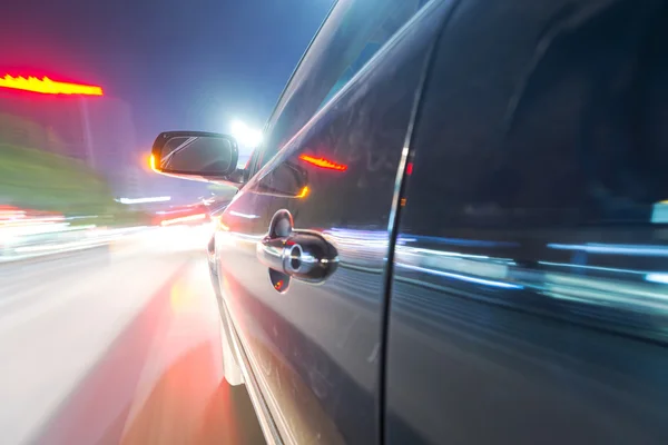 Carro na estrada à noite — Fotografia de Stock