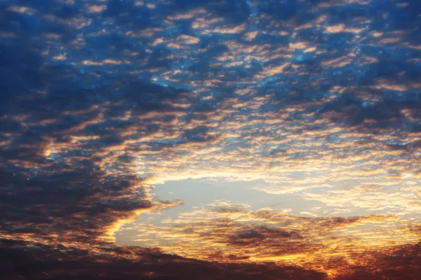 Закат с облаками и световыми лучами — стоковое фото