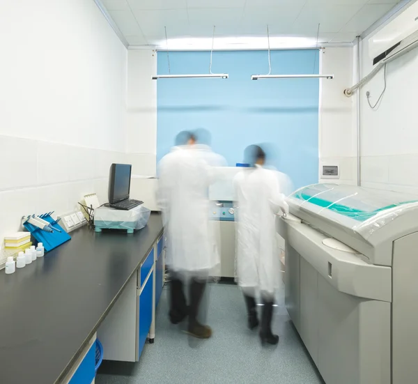 Pesquisadores que trabalham em laboratório de química — Fotografia de Stock