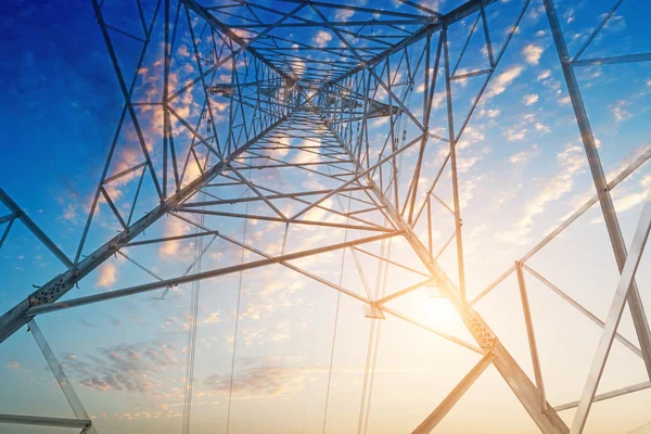 Энергетическая башня на фоне неба — стоковое фото
