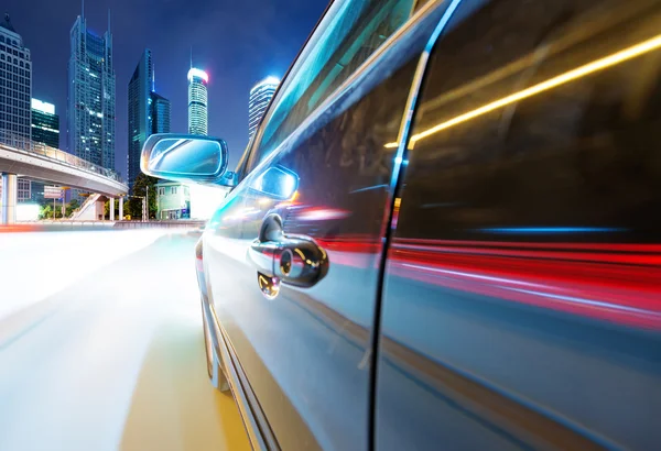 Coche de velocidad ir a través de la ciudad —  Fotos de Stock