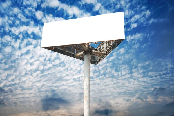 Cartelera blanca en blanco contra el cielo azul — Foto de Stock