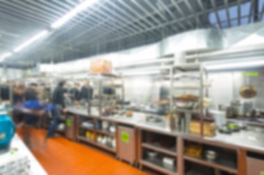 Groepen van chef-kok koken in de open keuken