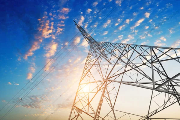 Torre de alto voltaje sobre fondo de cielo —  Fotos de Stock