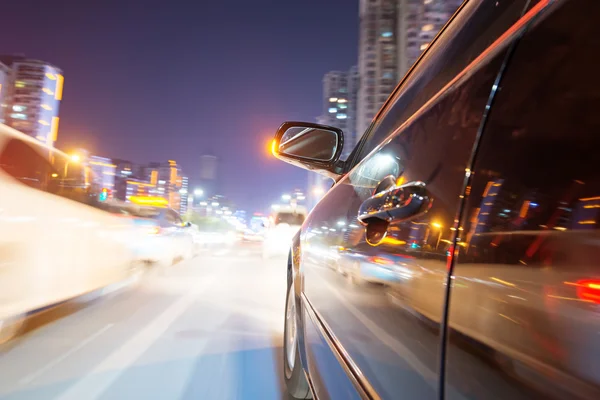 Auto nachts unterwegs — Stockfoto